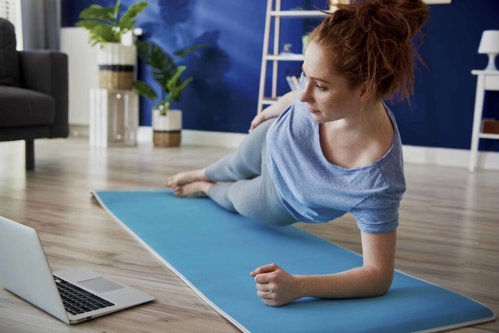 Säit Stretch fir de Bauch a Säiten ze schlanken